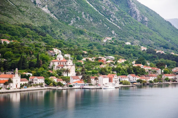 Edifici colorati sulla baia di Kotor — Foto Stock