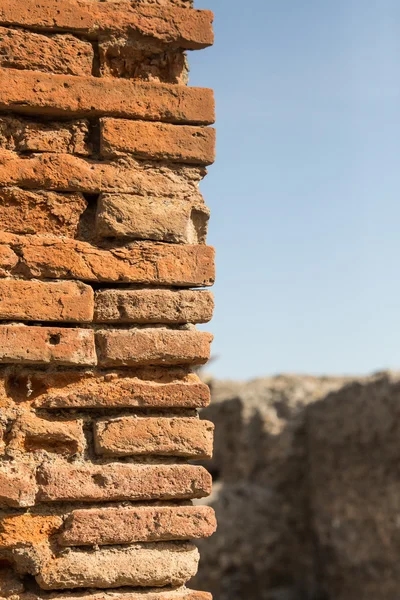 Pompeii içinde eski tuğla sütun — Stok fotoğraf