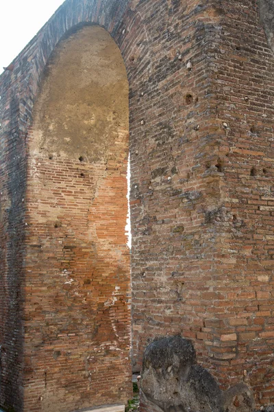 Vecchio arco di mattoni a Pompei — Foto Stock