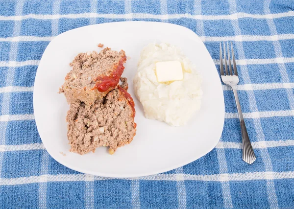 Meatload와 버터와 으깬된 감자 — 스톡 사진