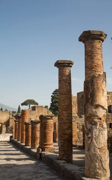 Righe di colonne — Foto Stock