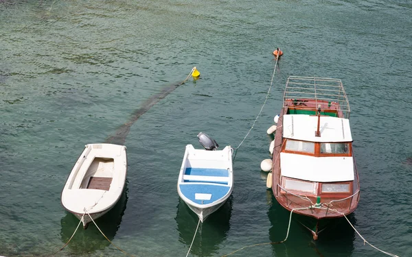 Tre båtar förtöjda i kotor bay — Stockfoto