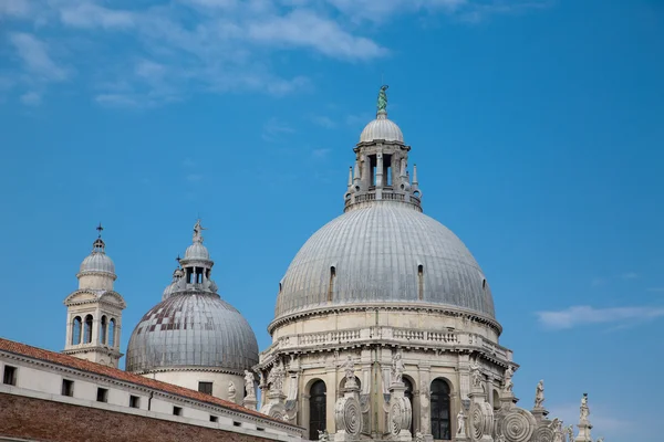 ヴェネツィアの大規模の古い教会のドーム — ストック写真