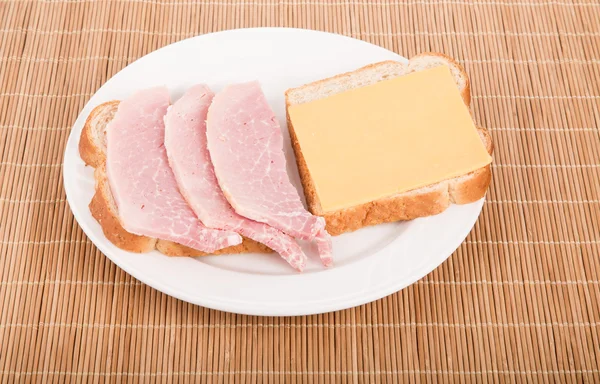 Sandwich aperto di prosciutto affettato e formaggio Cheddar — Foto Stock
