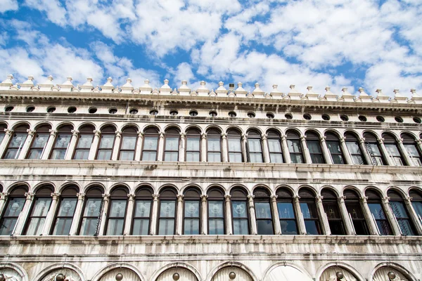 Windows of Doges Palace Under Nice Sky — Stock Photo, Image