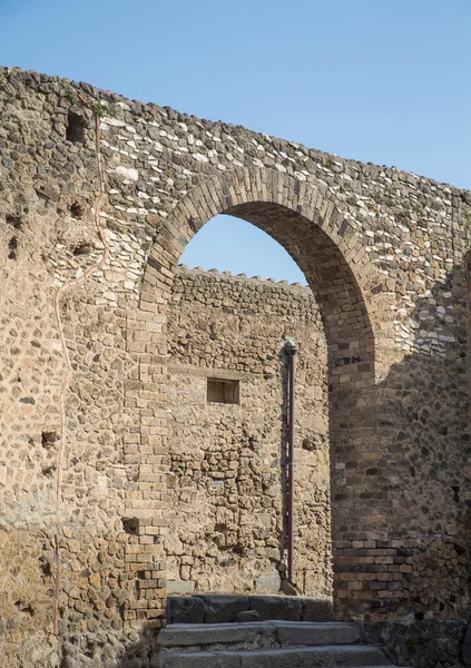 Oblouk v staré kamenné zdi v Pompejích — Stock fotografie