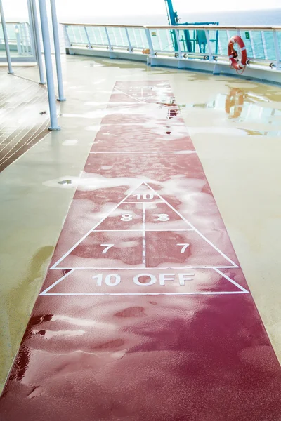 Shuffleboardbana på wet deck — Stockfoto