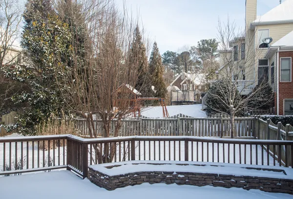 Sneeuw in de rug werven van huizen — Stockfoto