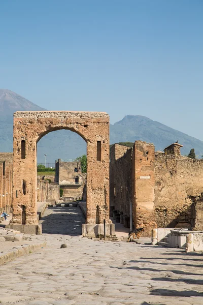 Pompeji bågen med vesuvius i bakgrunden — Stockfoto