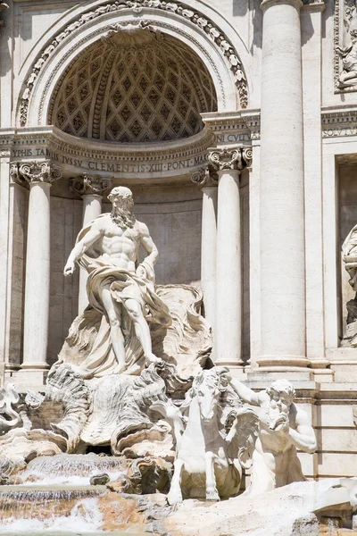 Estátuas na Fonte de Trevi — Fotografia de Stock