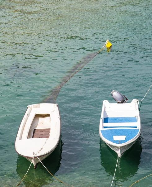 Due piccole barche da pesca in acqua blu — Foto Stock