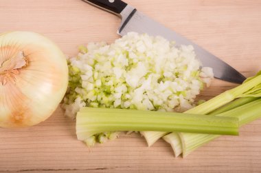 Bütün ve doğranmış soğan ve kereviz