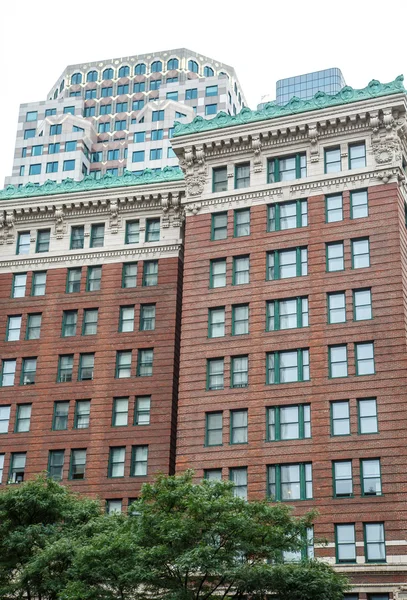 Vanha tiili Condo Towers Bostonissa — kuvapankkivalokuva