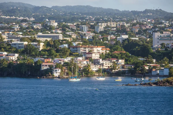 Boten verankerd af kust van martinique — Stockfoto