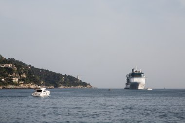 white yat yolcu gemisi yaklaşıyor