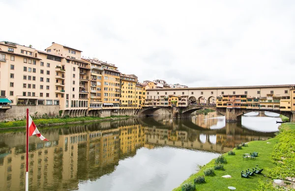 Red and White Flag by Ponte Vecchio — Stock Photo, Image