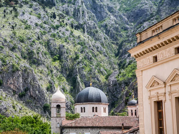 Domos da Igreja e Montanha Kotor — Fotografia de Stock