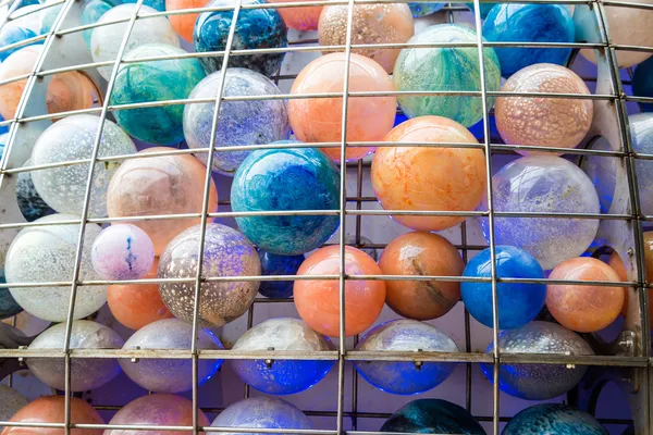 Glas gekleurde ballen in draad kooi — Stockfoto