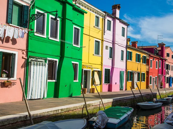 Grön gul rosa och rött i burano — Stockfoto