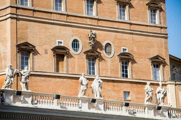 Statues of Popes Above Saint Peters — Stock Photo, Image