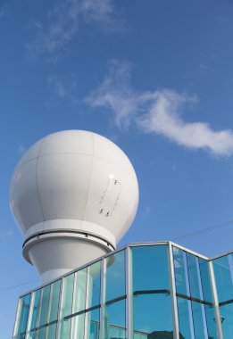 Beyaz uydu cihazları üzerinde cruise gemisi mavi gökyüzü altında