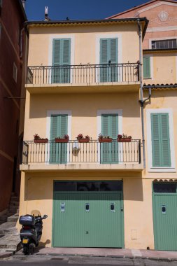 alçı evinin önünde siyah motosiklet