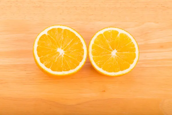 Orange Halves on Wood Table — Stock Photo, Image