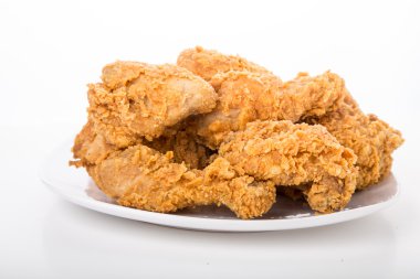 beyaz zemin üzerine taze kızarmış tavuk