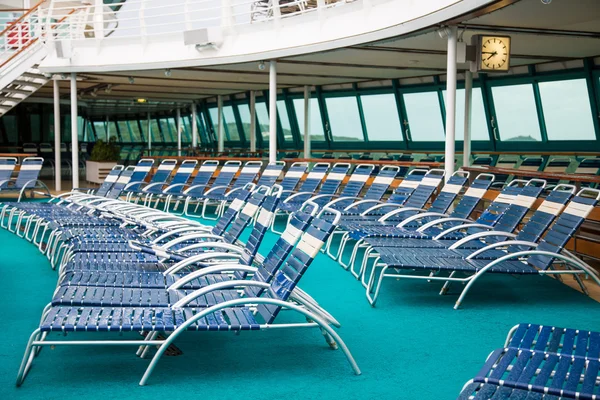 Blauwe en witte chiase lounges op cruise ship — Stockfoto