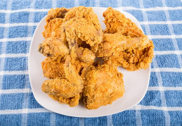 Knuspriges frittiertes Hühnchen auf einem blauen Handtuch — Stockfoto