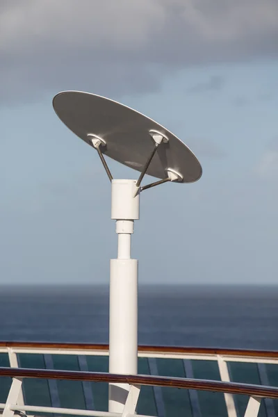 현대 전등에 크루즈 선박 — 스톡 사진