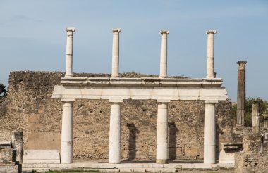 pompeii içinde beyaz taş sütunlar