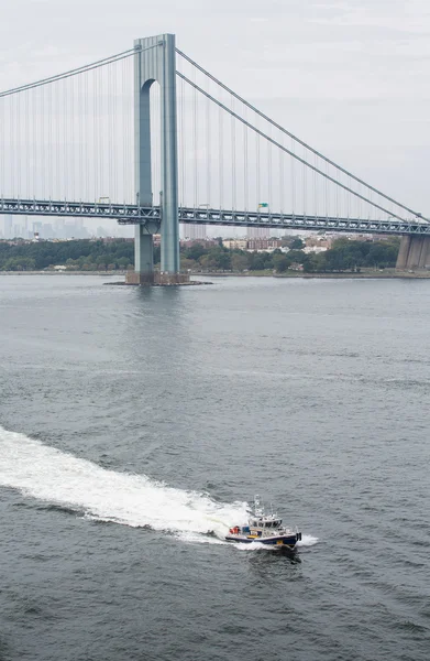 Cruzeiro de barco da polícia de Nova York sob a ponte Verrazano — Fotografia de Stock