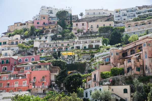 Farbenfrohe Häuser auf einem Hügel in Positano Italien — Stockfoto