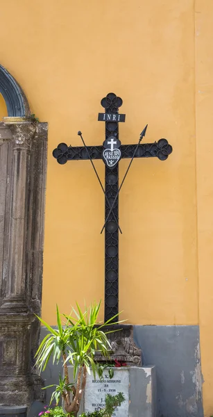 Cruz de madeira na Igreja de gesso amarelo — Fotografia de Stock