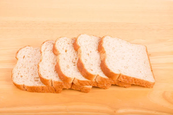 Кусочки хлеба на деревянном столе — стоковое фото