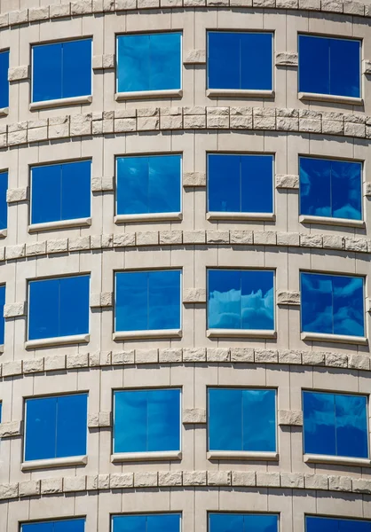 Okna v kulaté zahnuté budovy — Stock fotografie