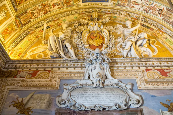 Crest and Frescos in Vatican — Stock Photo, Image