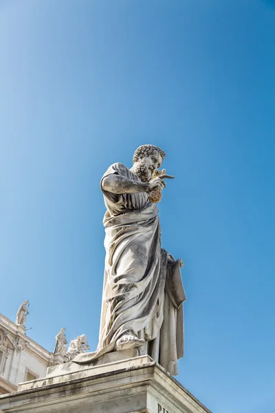 Saint peters'ın mavi gökyüzünde altında Papa heykeli — Stok fotoğraf