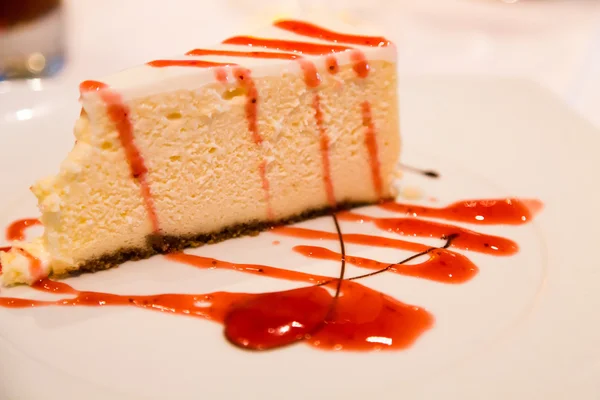 Potongan Cheesecake dengan Saus Strawberry — Stok Foto