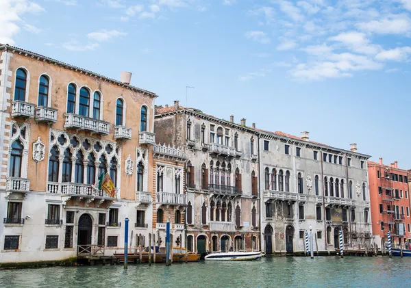 Bâtiments et bateaux le long du canal de Venise — Photo