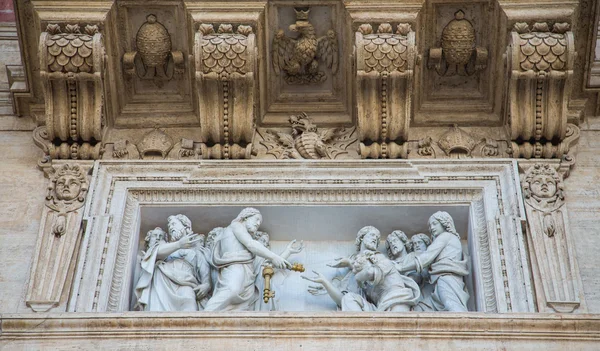 Statyer på kolumner i saint peters torg — Stockfoto