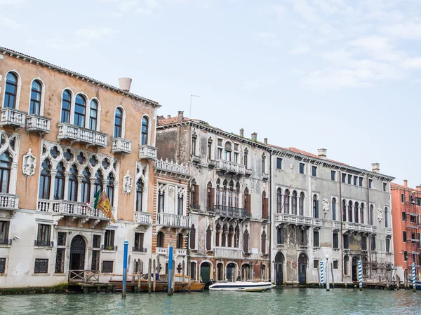Lodě kotví mimo budov v Benátkách kanál — Stock fotografie