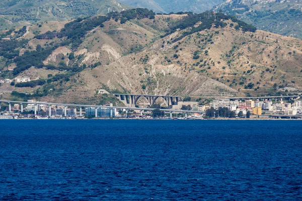 Autopistas elevadas en la costa italiana — Foto de Stock