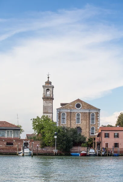 Båtar i kanalen vid kyrkan — Stockfoto