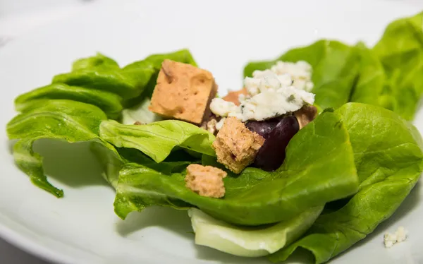 Hlávkový salát s krutony a sýrem — Stock fotografie