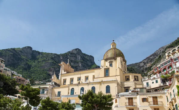 Yellow Plaster Building with Gold Dome in Positano — Stock Photo, Image