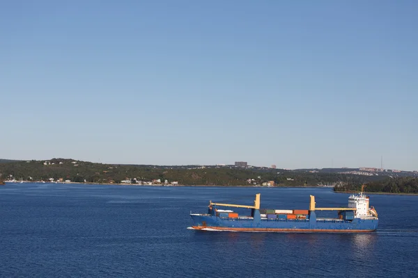 Částečně plné nákladní loď v klidné modré moře — Stock fotografie