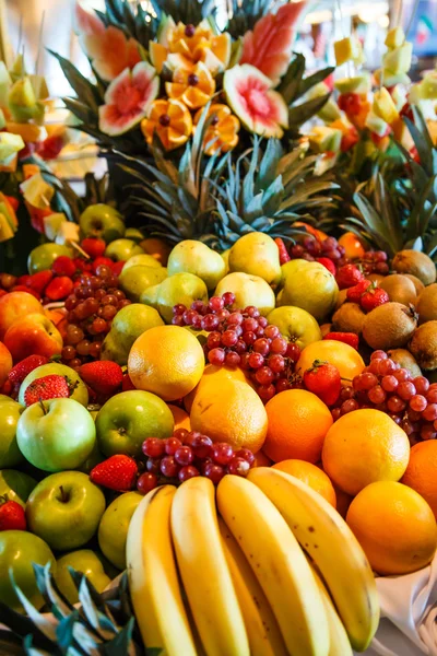 Múltiples frutas en un buffet de lujo — Foto de Stock
