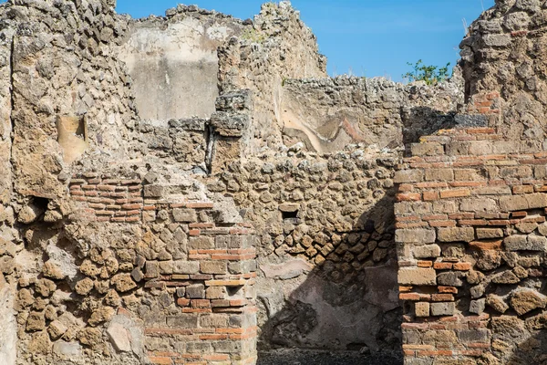 Pedra quebrada e paredes de tijolos em Pompeia — Fotografia de Stock